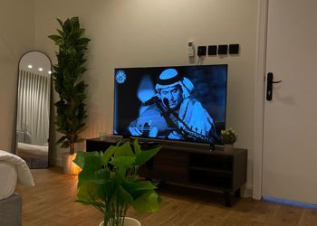 استديو بأثاث مريح وبسيط 