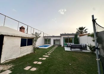 شاليه بمسطح اخضر وجلسة خارجية 