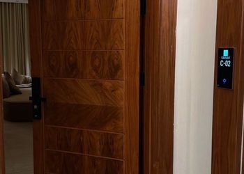 شقة بصالة هادئة وغرفتين نوم 