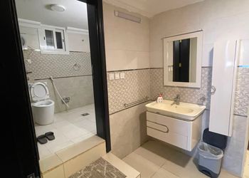 شقة بثلاث غرف نوم وصالة جلوس