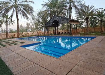 مزرعة بألعاب أطفال ومسبح