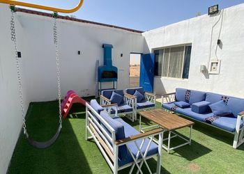 شاليه بجلسة تطل على مسبح خارجي 