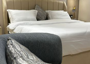 استديو بأثاث مريح وبسيط 