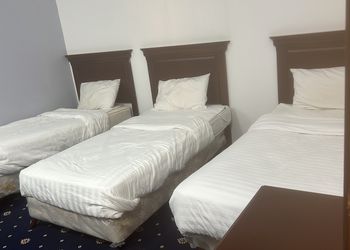 استراحة بمسطح اخضر و مسبح خارجي