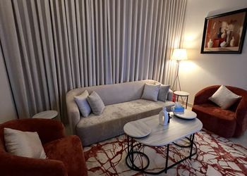 شقة بدخول ذاتي وصالة أنيقة 