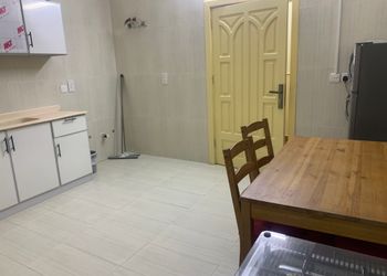شقة بصالة جلوس وغرفتين نوم 