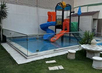 كوخ ريفي بمسطح اخضر و مسبح