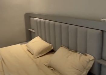 شاليه بجلسة تطل على مسبح خارجي 