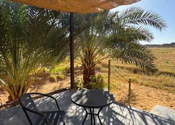 استديو بأثاث مريح وبسيط 