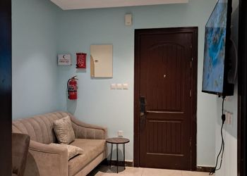 شقة بغرفة نوم وأثاث مريح 