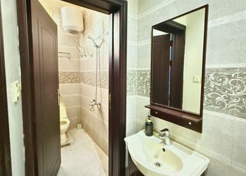 شقة بغرفة معيشة وغرفتين نوم 