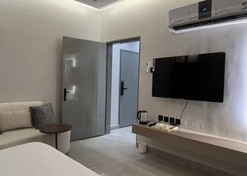 استديو بأثاث مريح وبسيط 
