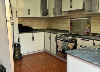 استراحة بمسطح اخضر ومجالس