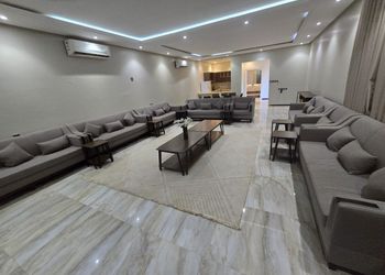 شاليه بجلسة خارجية ومسبح خارجي