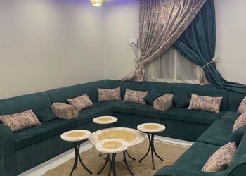 شقة بغرفة معيشة وغرف نوم 