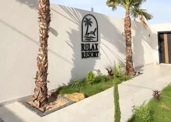 شاليه بمسطح اخضر ومسبح 