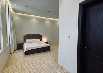 شاليه بصالة مريحة مطلة على المسبح