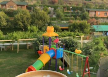 كوخ بجلسة خارجية وأجواء ريفية