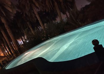 مزرعة بمسبح مطل على الحديقة