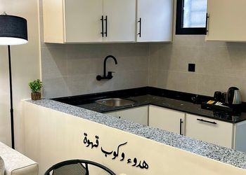 شقة بصالة مريحة وغرفة نوم 