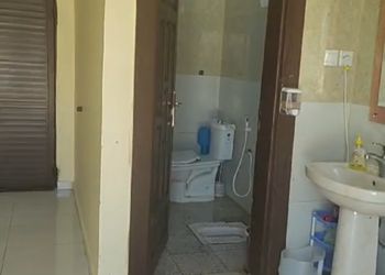 استراحة بصالة جلوس وفناء خارجي