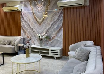 شاليه بملجس مطل على المسبح 