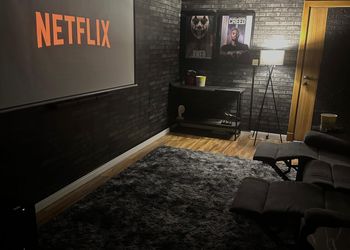 شقة بغرفة سينما ودخول ذاتي 