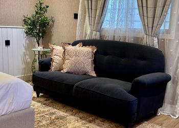 استديو بأثاث مريح وبسيط 