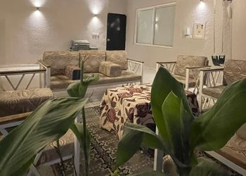 شاليه بجلسة تطل على مسبح خارجي 