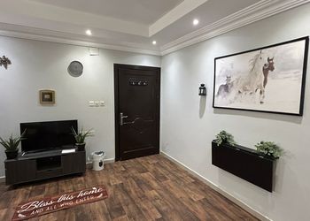 شقة بثلاث غرف نوم وأثاث مريح