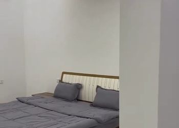 شاليه بجلسة خارجية ومسطح اخضر