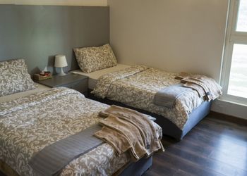 مزرعة بمسطح اخضر و مسبح