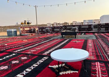 مخيم أنيق بملعب طائرة وحفرة مندي