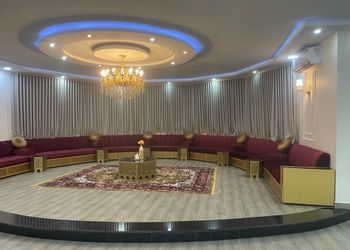 شاليه بجلسة خارجية ومسطح اخضر