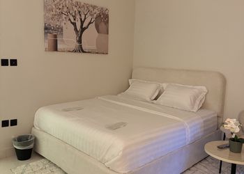 استديو بسرير ماستر وجلسة جانبية 