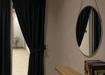 شاليه بجلسة خارجية على المسبح 