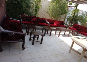 استراحة بجلسه مطله على حديقه