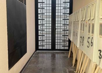 غرفة بسرير ماستر وجلسة جانبية