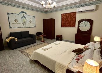 شقة بثلاث غرف نوم  و صالة 