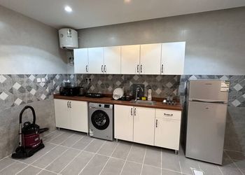 استديو بأثاث مريح وبسيط 