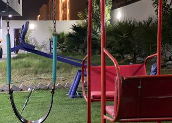 شقة بغرفة جلوس وغرفتين نوم 