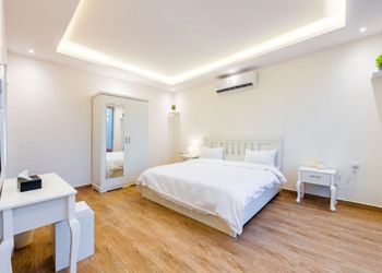 شاليه بمسطح اخضر وجلسة خارجية 