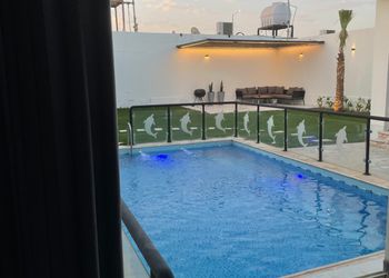 شاليه بمسطح اخضر وجلسة خارجية 