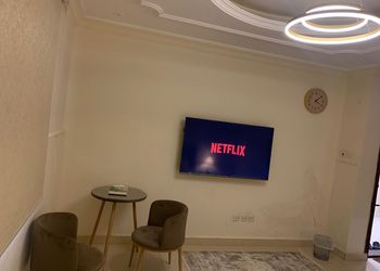 استديو بأثاث مريح وبسيط 