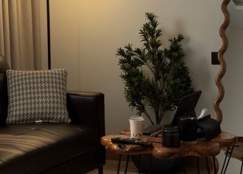 استديو بأثاث مريح وبسيط 