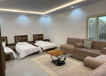 وحده بثلاث اسرة فردية وفناء خارجي 