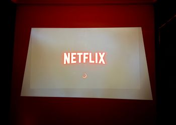 شقة بدخول ذاتي بسينما خاص.