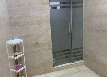 شقة بصالة وثلاث غرف نوم
