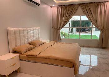 شاليه بجلسة تطل على مسبح خارجي 
