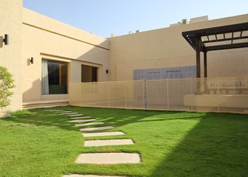 شاليه بمسطح اخضر وجلسة خارجية 